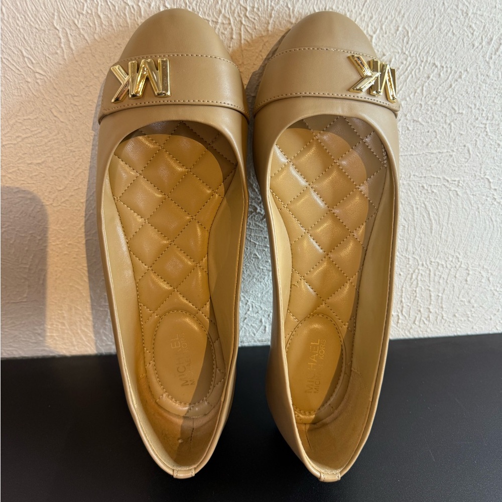 Size 6 my pre-loved Michael Kors Jilly Round Toe Ballets Flats. Worn once.